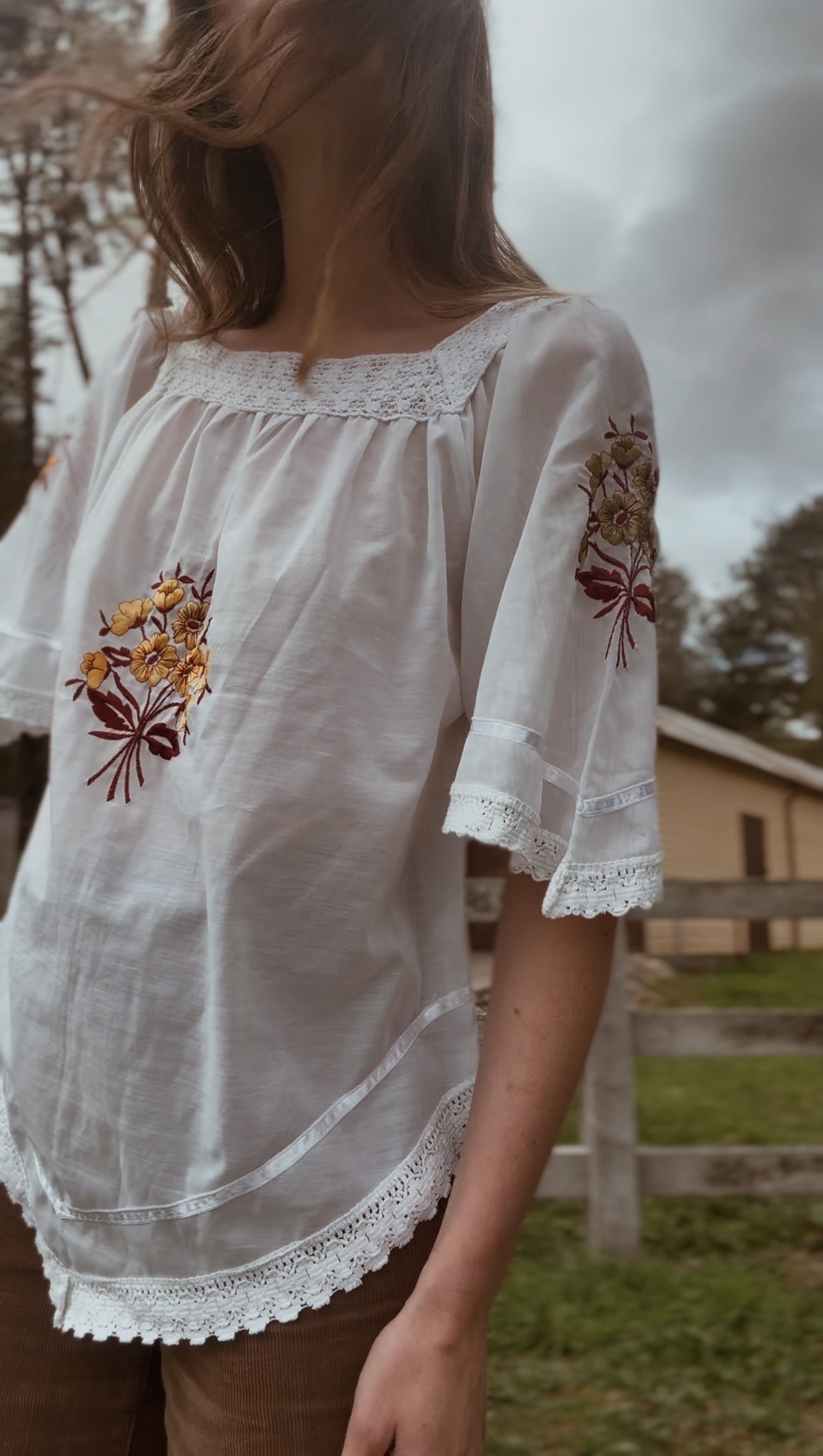 VINTAGE CROCHET TRIM EMBROIDERED BLOUSE XS- S