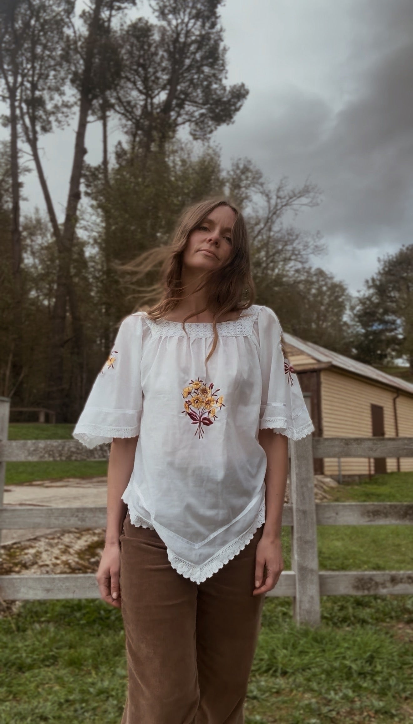 VINTAGE CROCHET TRIM EMBROIDERED BLOUSE XS- S