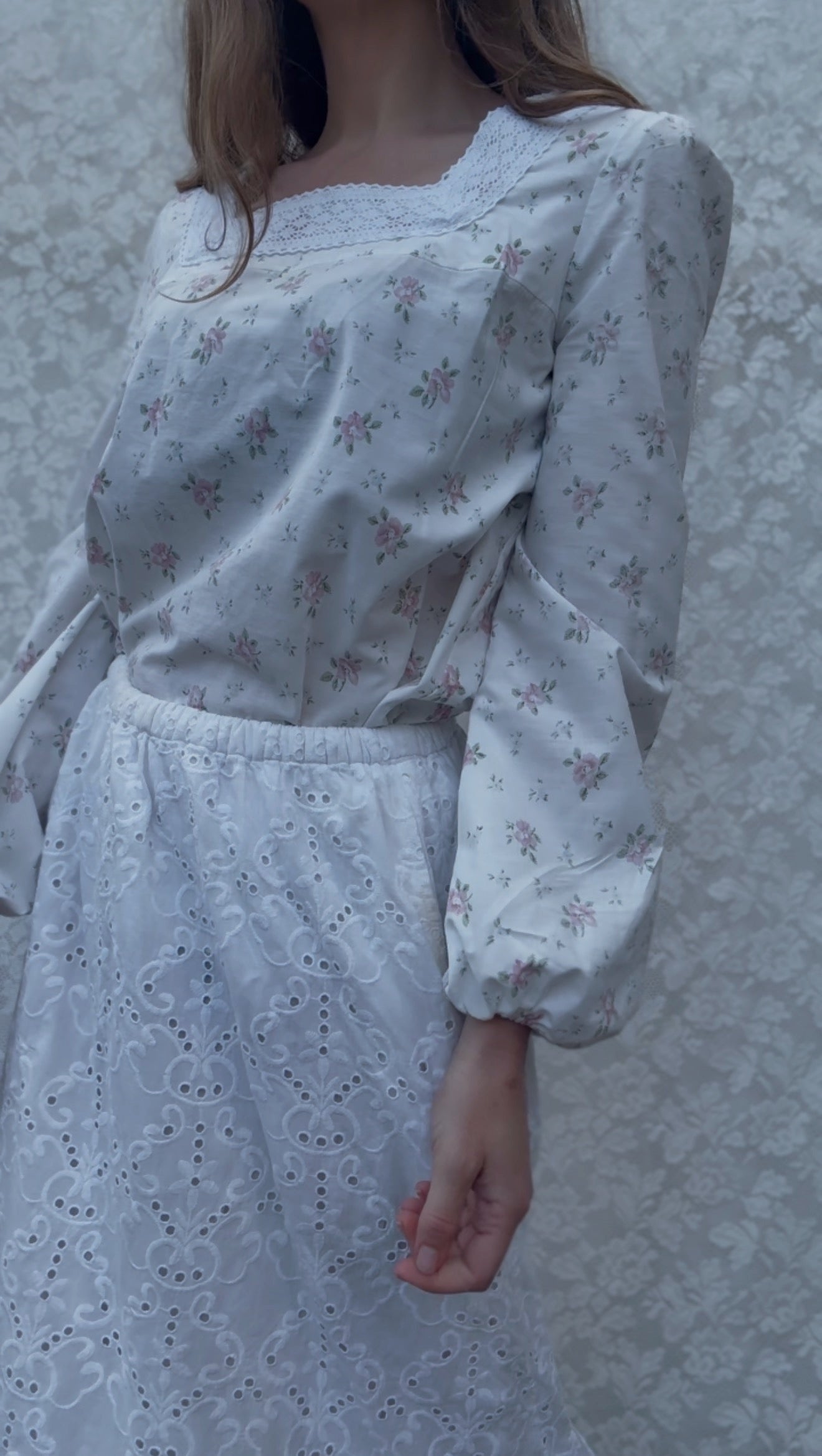 REWORKED WHITE COTTON FLORAL BLOUSE XS