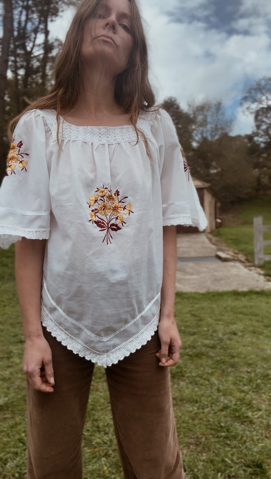 VINTAGE CROCHET TRIM EMBROIDERED BLOUSE XS- S