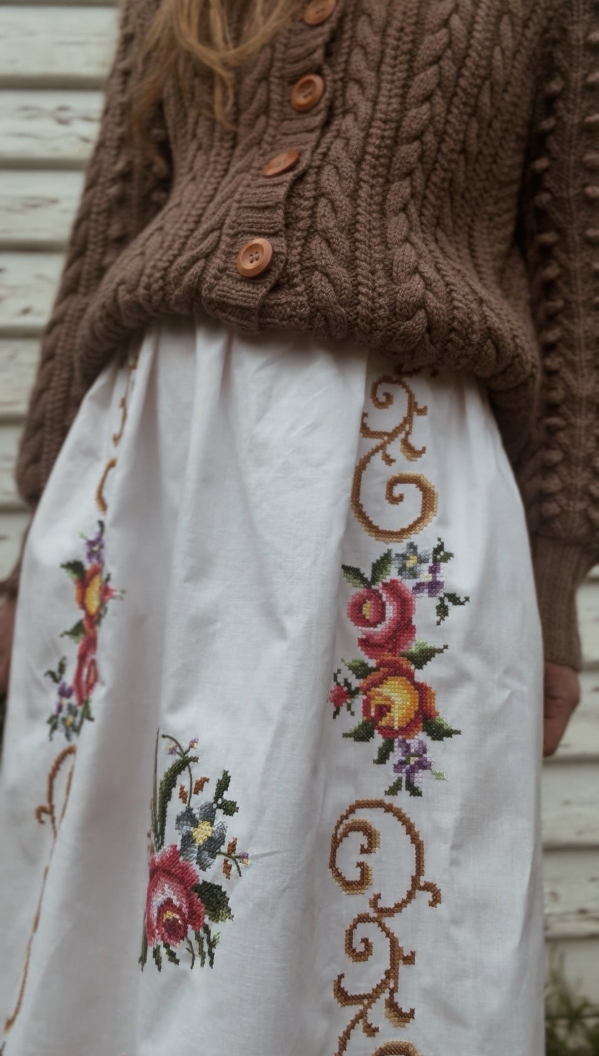 ONE OF A KIND VINTAGE EMBROIDERED ROSE SKIRT S-M