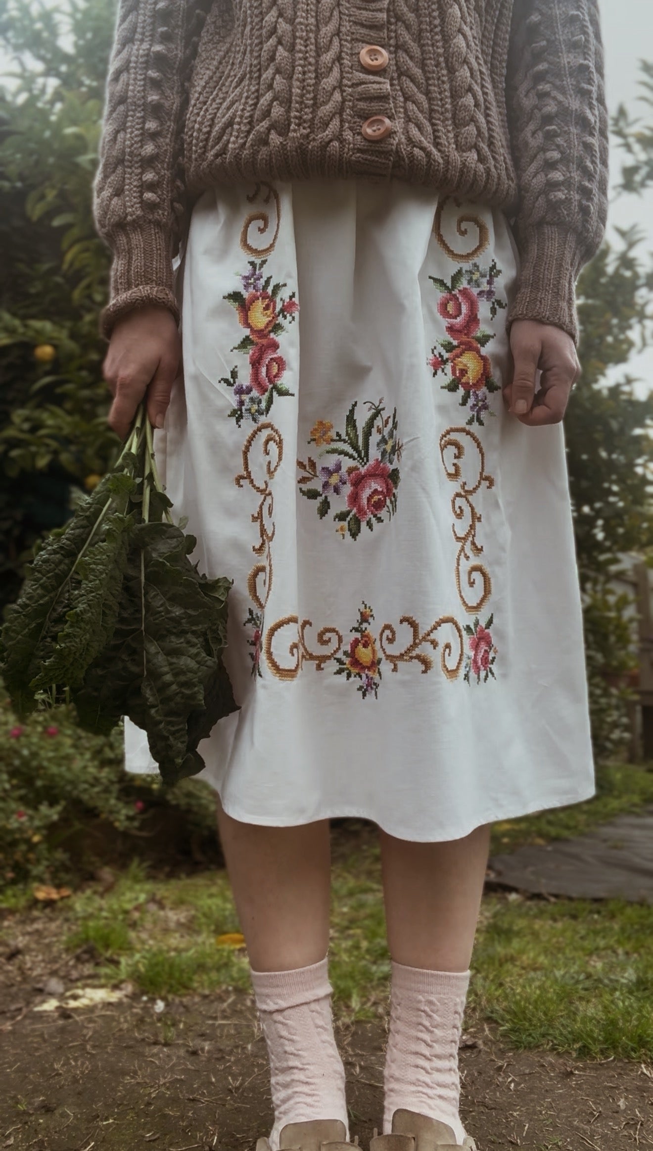 ONE OF A KIND VINTAGE EMBROIDERED ROSE SKIRT S-M