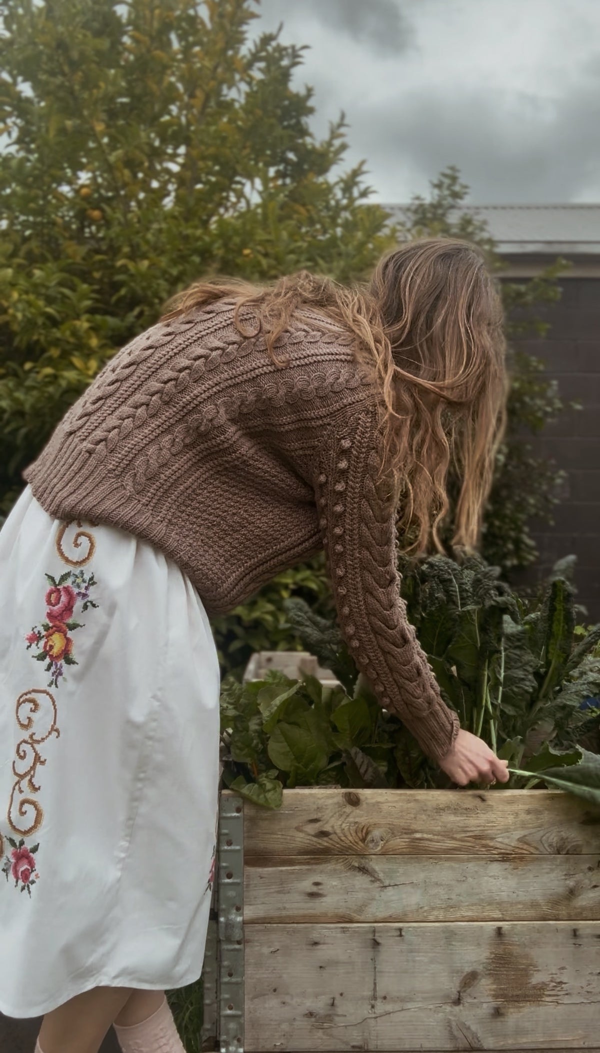 ONE OF A KIND VINTAGE EMBROIDERED ROSE SKIRT S-M