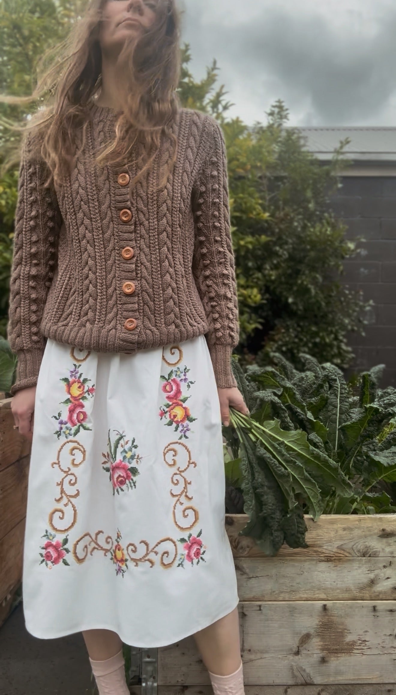 ONE OF A KIND VINTAGE EMBROIDERED ROSE SKIRT S-M