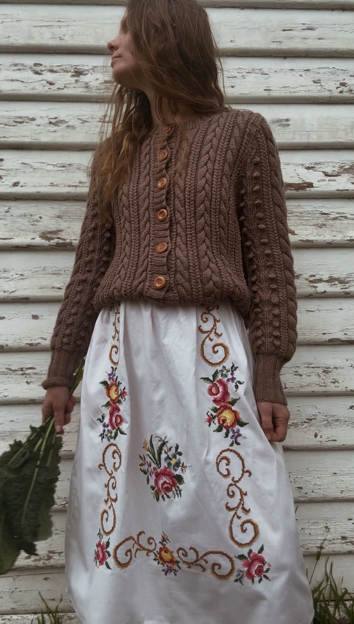 ONE OF A KIND VINTAGE EMBROIDERED ROSE SKIRT S-M