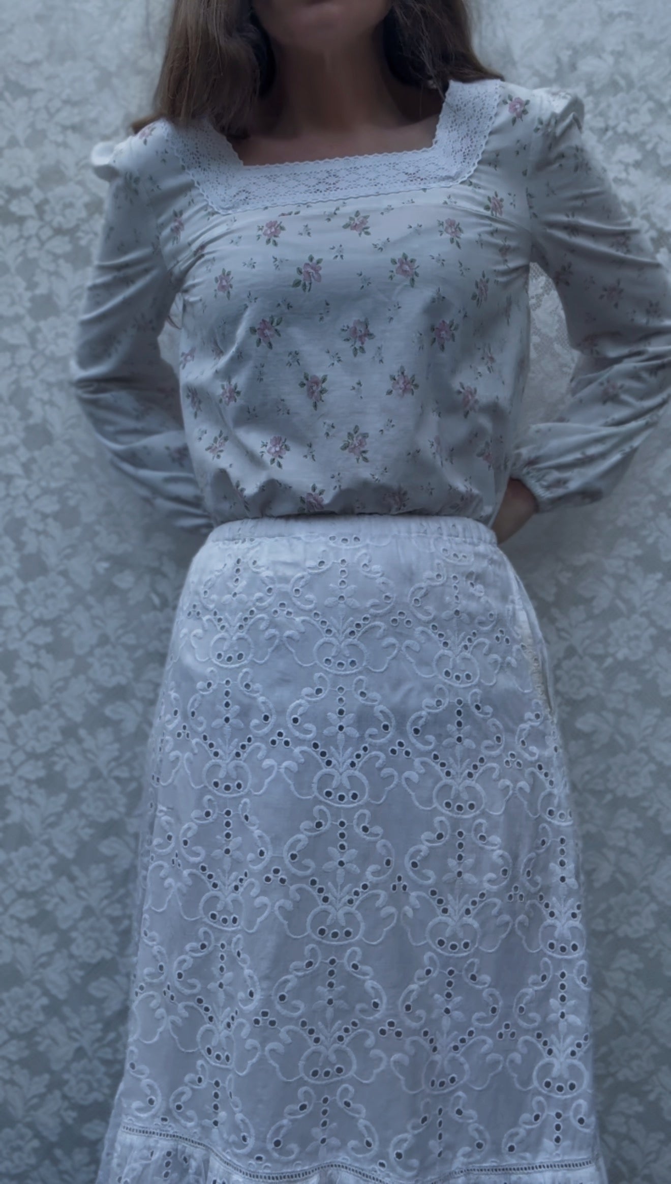 REWORKED WHITE COTTON FLORAL BLOUSE XS