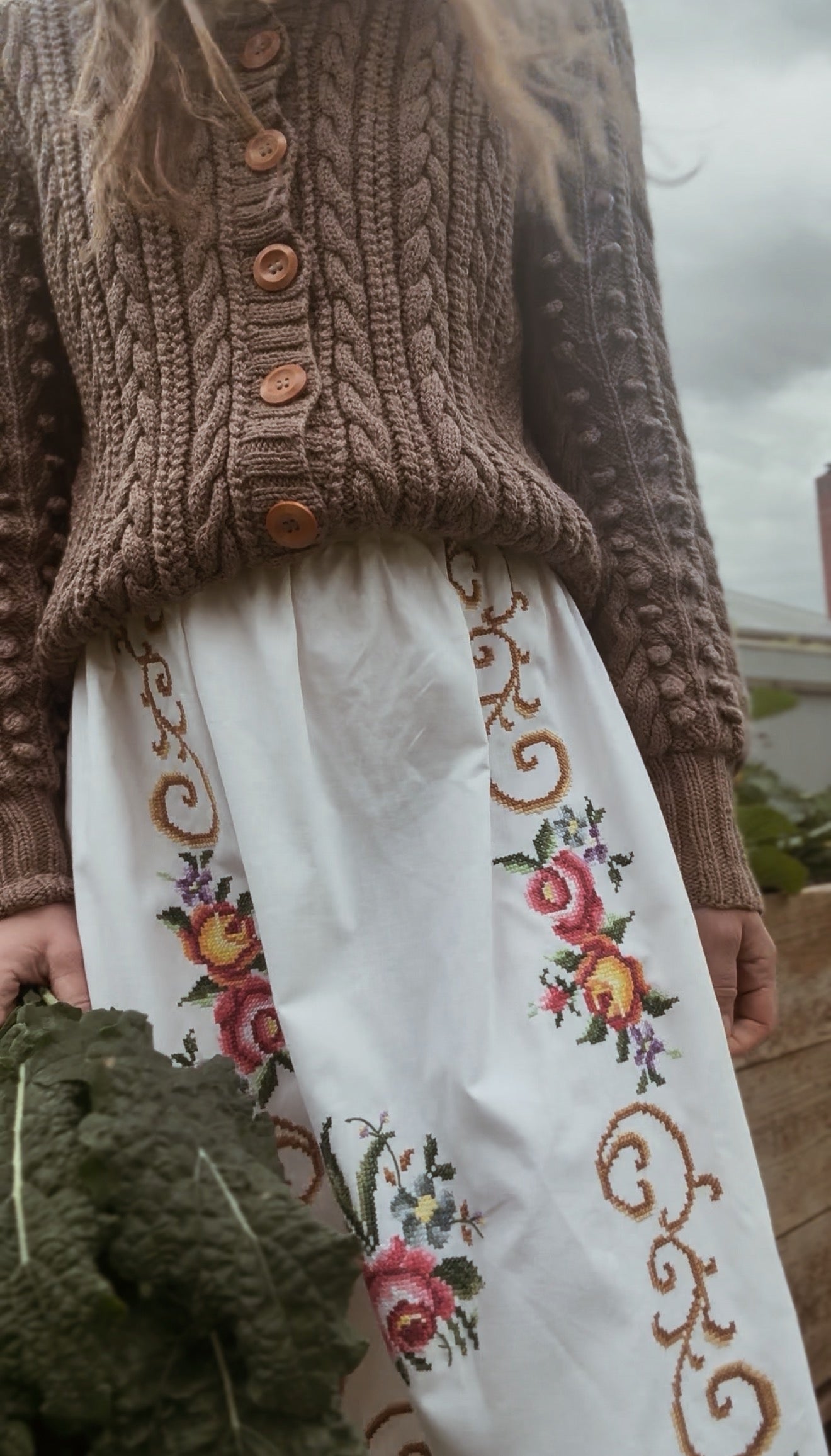 ONE OF A KIND VINTAGE EMBROIDERED ROSE SKIRT S-M