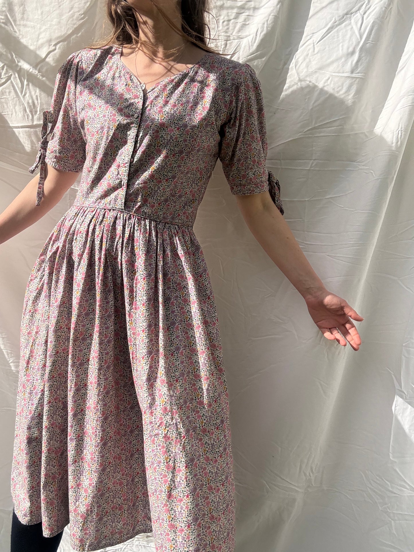 PRELOVED - 100% RECYCLED COTTON - - SOPHIE DRESS LILAC FLORAL SMALL