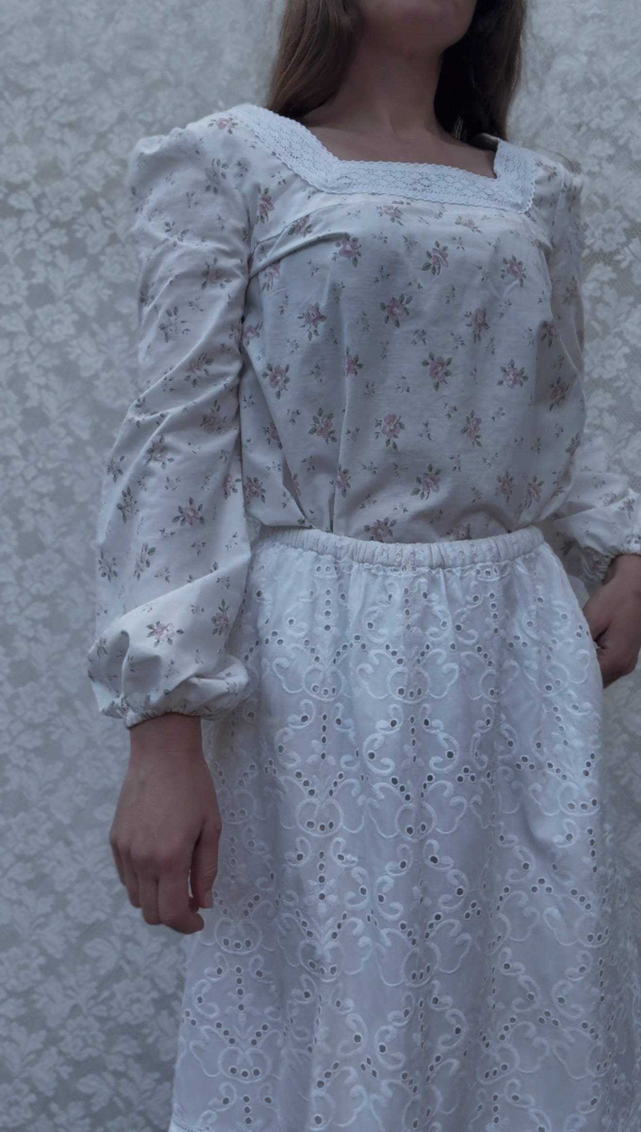 REWORKED WHITE COTTON FLORAL BLOUSE XS