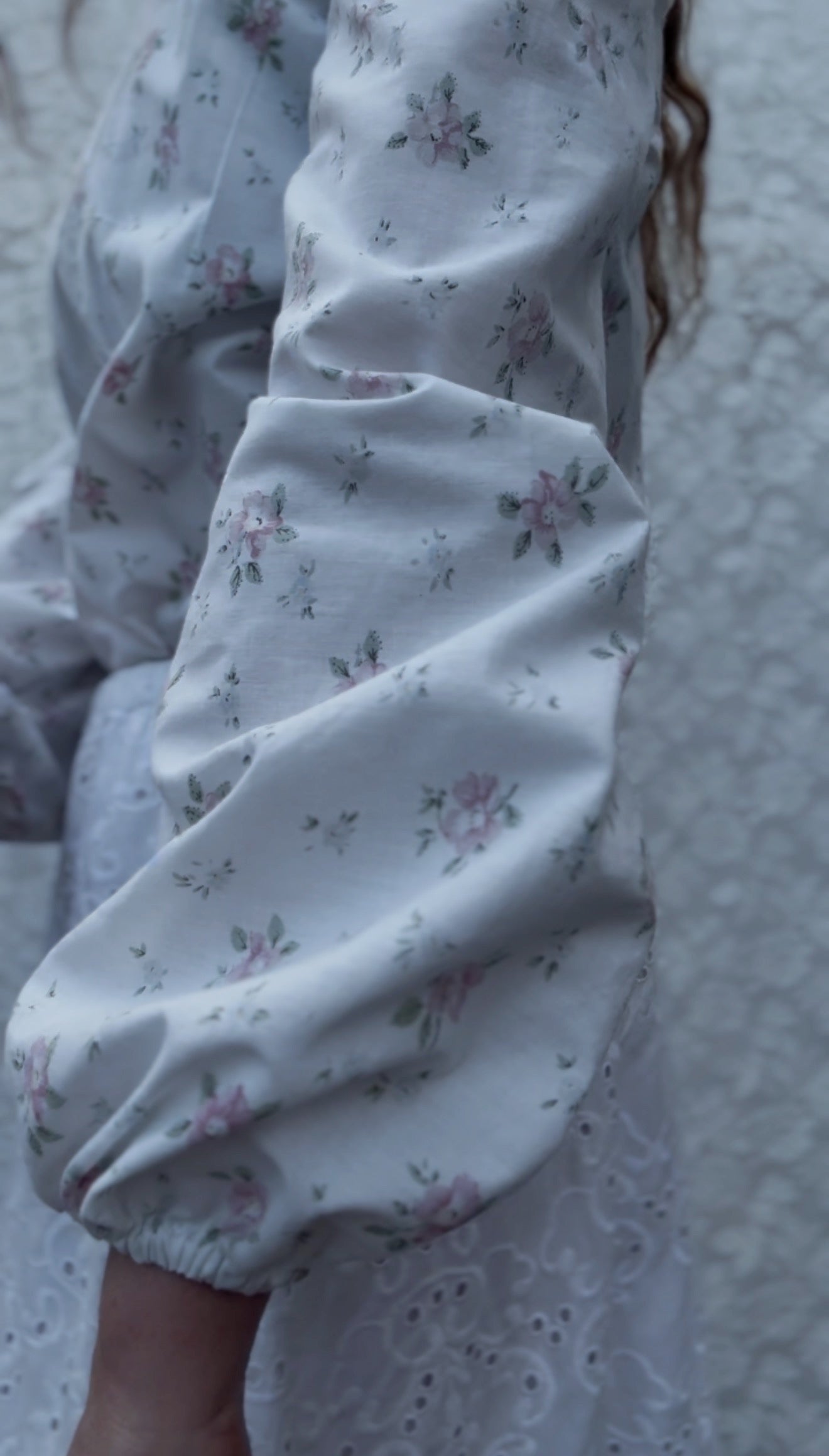 REWORKED WHITE COTTON FLORAL BLOUSE XS