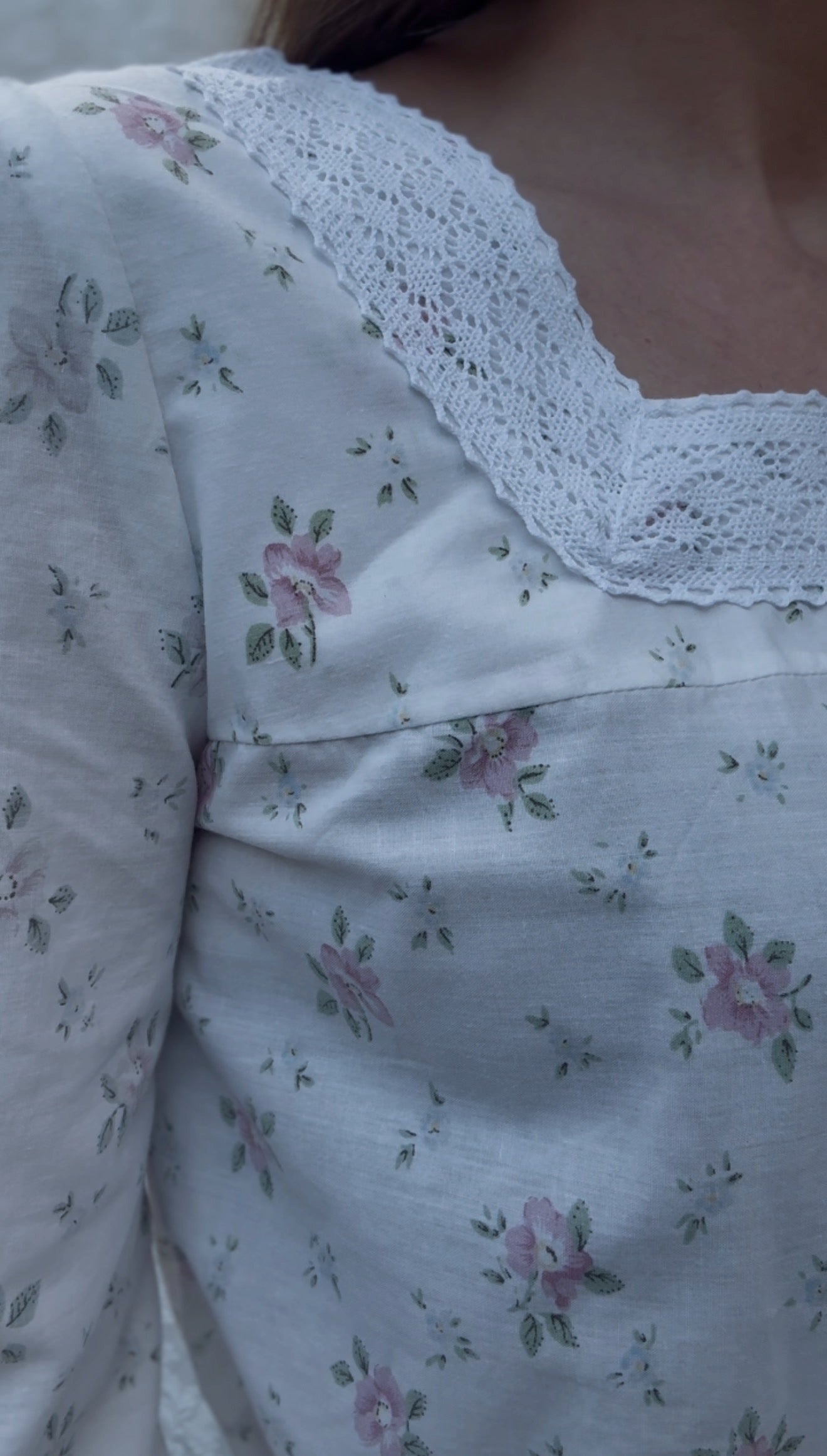 REWORKED WHITE COTTON FLORAL BLOUSE XS